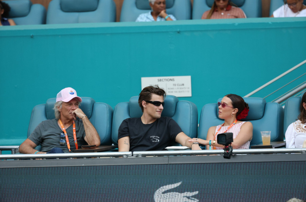 Džon Bon Džovi priznao kako se osećao kada je njegov sin usvojio dete FOTO