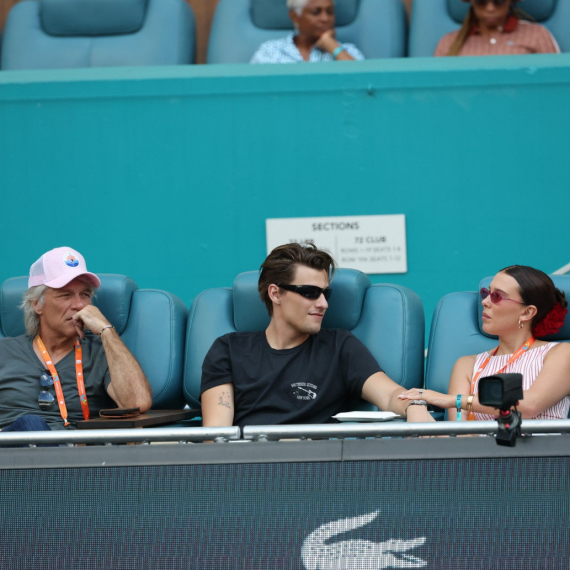 Džon Bon Džovi priznao kako se osećao kada je njegov sin usvojio dete FOTO