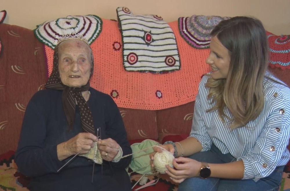 Baka Radmila oduvala svećicu sa brojem 100 – ovo su njeni saveti za dugovečnost