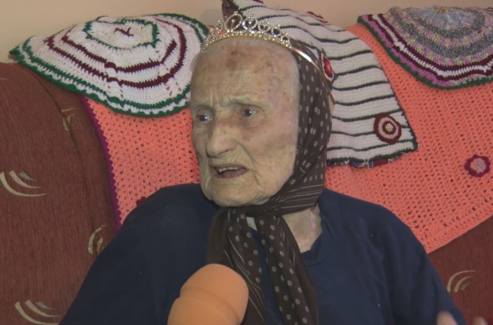 Baka Radmila oduvala svećicu sa brojem 100 – ovo su njeni saveti za dugovečnost