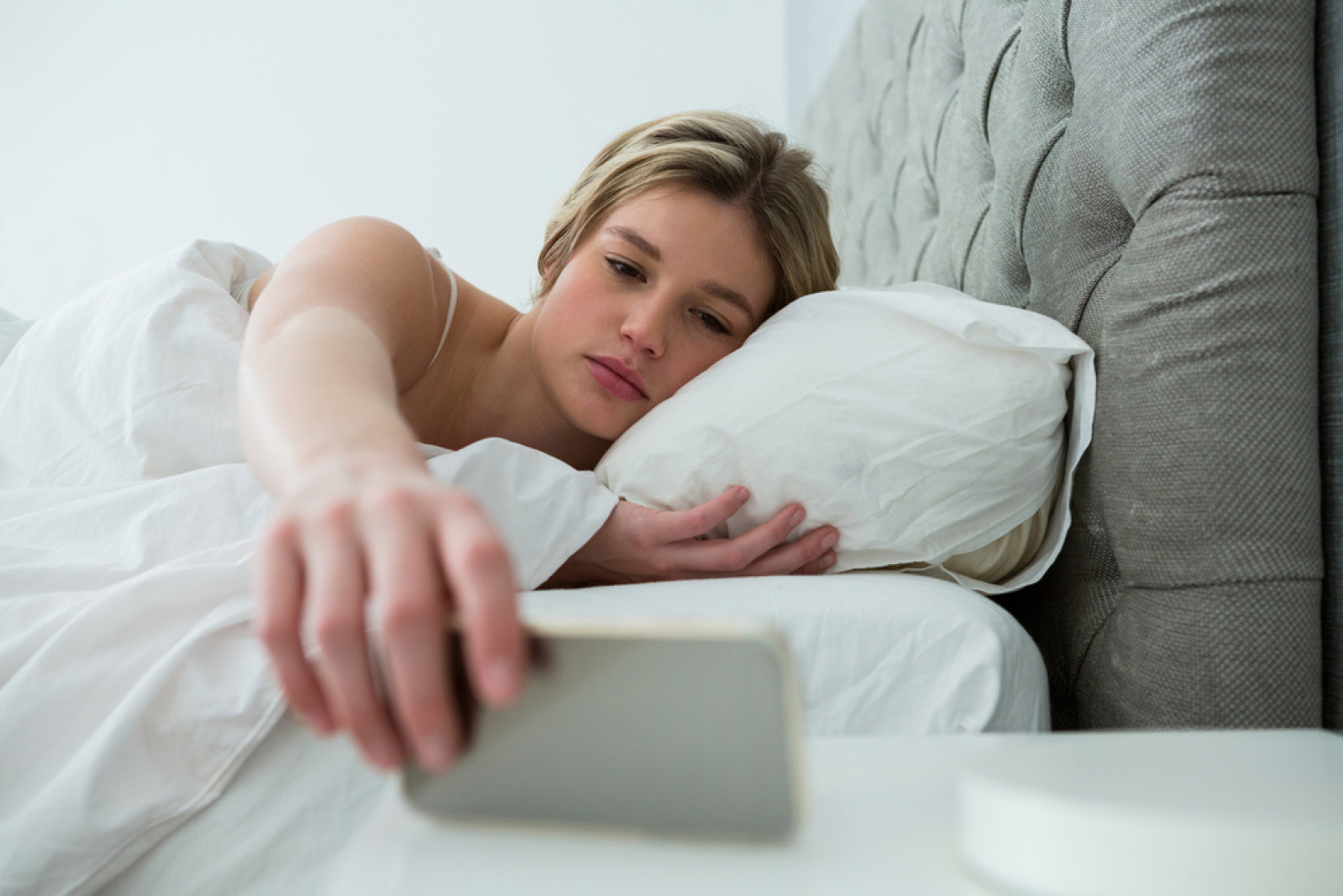 Vaš mozak mrzi ovu jutarnju naviku, a gotovo svi je radimo čim otvorimo oči