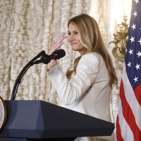 Tako ženstveno, a tako moćno: Melanija Tramp ima dobitnu kombinaciju FOTO