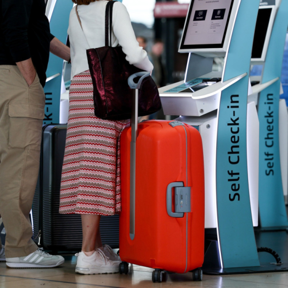 Baka nije znala šta nosi u koferu: Kada su ga otvorili na aerodromu, usledio je šok