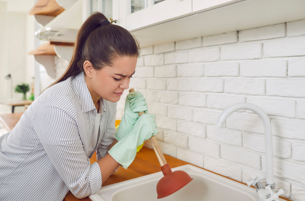 Zaboravite sodu i sirće, ovaj trik otpušava odvod brže nego što mislite