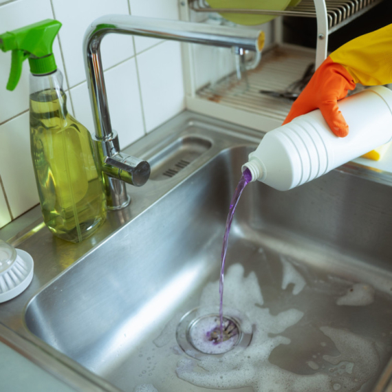 Zaboravite sodu i sirće, ovaj trik otpušava odvod brže nego što mislite