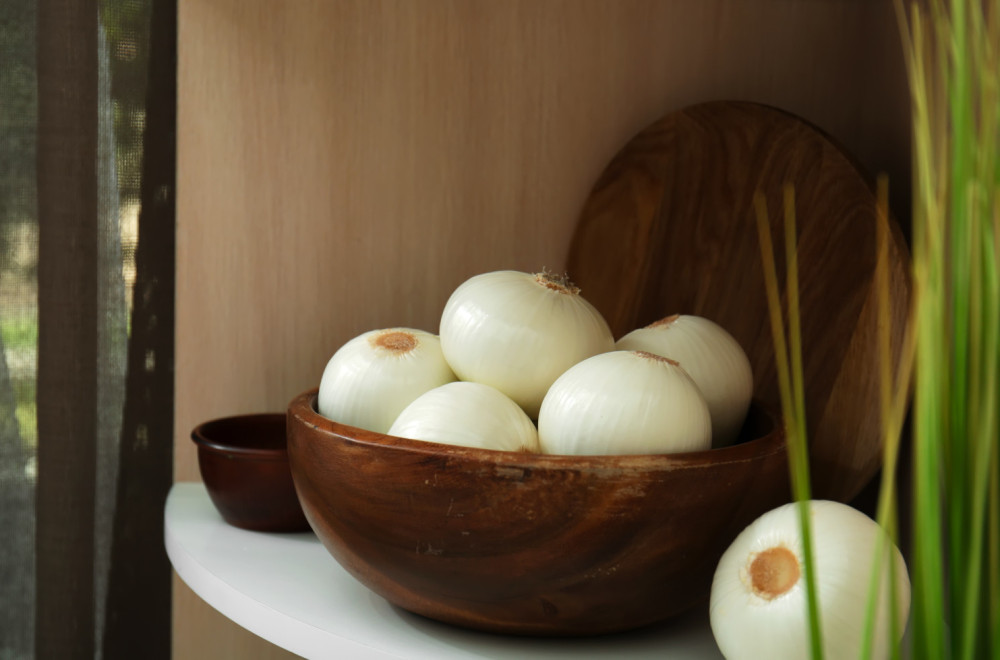 Na ovom mestu u kuhinji ostaće svež 6 meseci: Gde treba da čuvate luk?