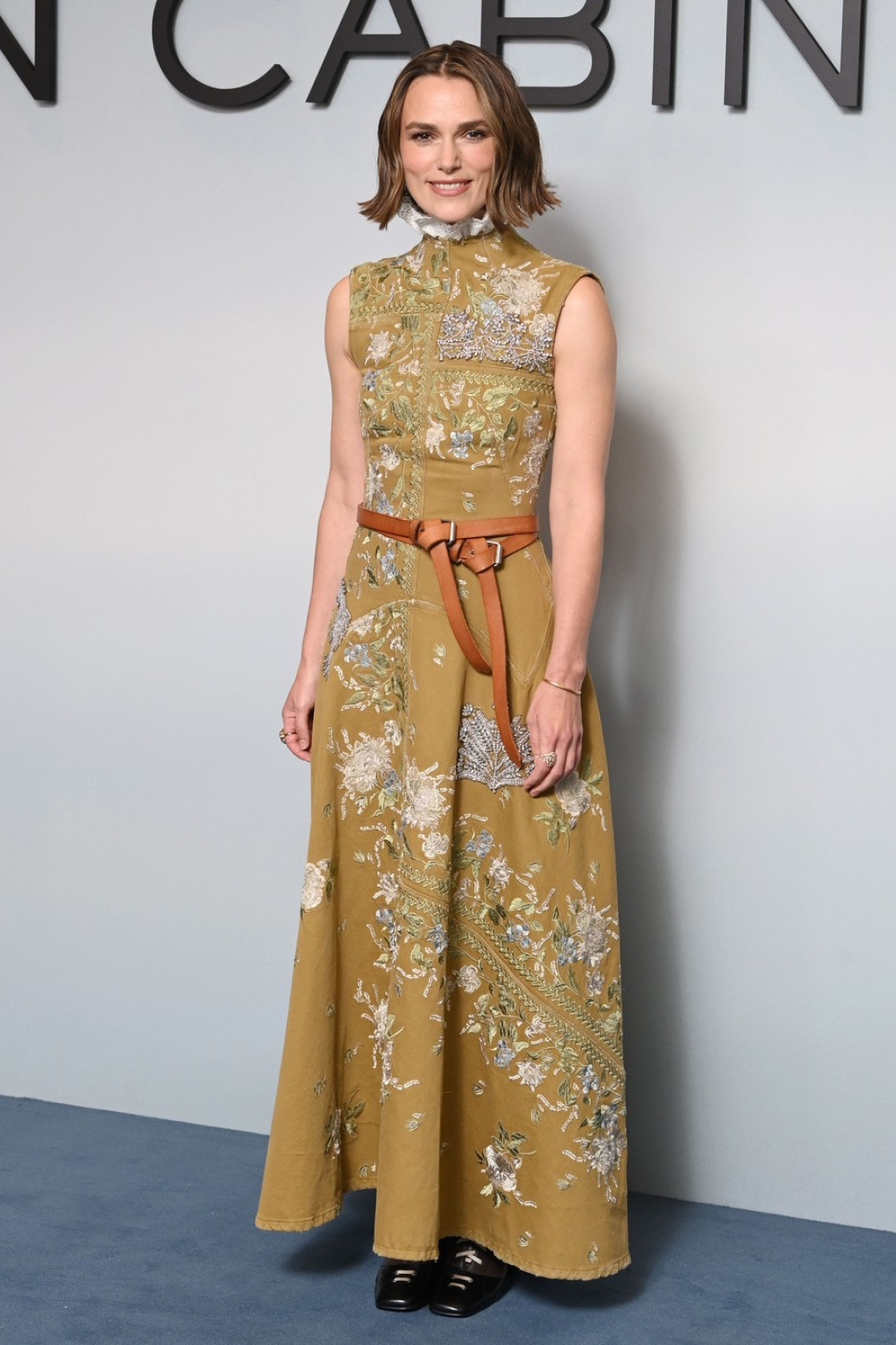 Zakopčana je do grla, a opet zrači lepotom: Ova žena može sve FOTO