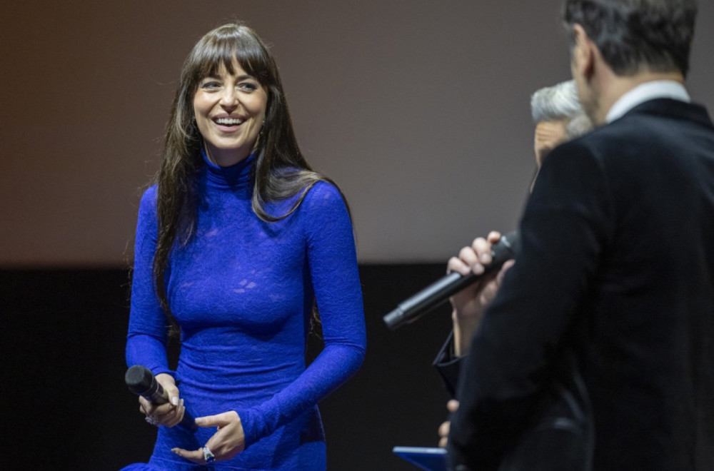 Nema joj ravne: Seksi glumica providnom haljinom i osmehom može sve FOTO