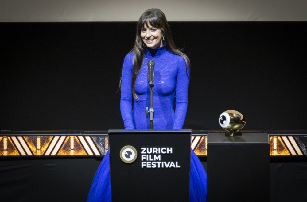 Nema joj ravne: Seksi glumica providnom haljinom i osmehom može sve FOTO