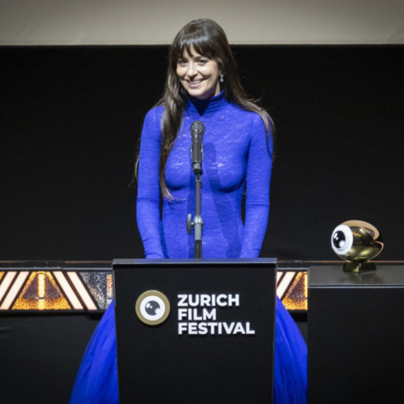 Nema joj ravne: Seksi glumica providnom haljinom i osmehom može sve FOTO