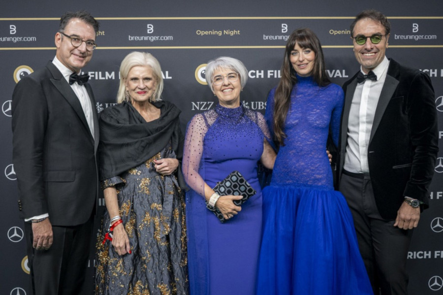 Nema joj ravne: Seksi glumica providnom haljinom i osmehom može sve FOTO