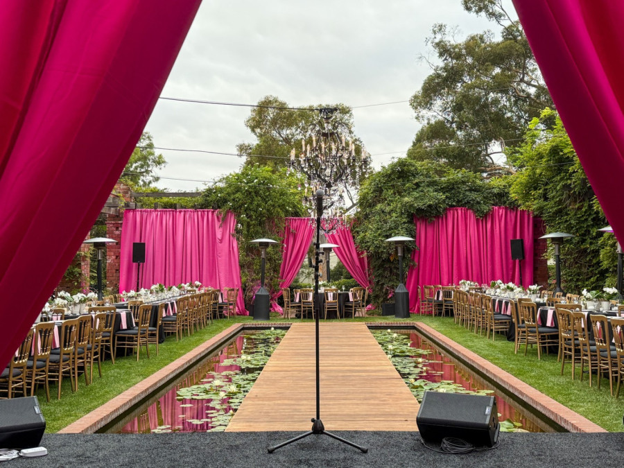 Posle svih brodoloma – konačno srećna: Prve fotke sa luksuznog venčanja Selene Gomez FOTO