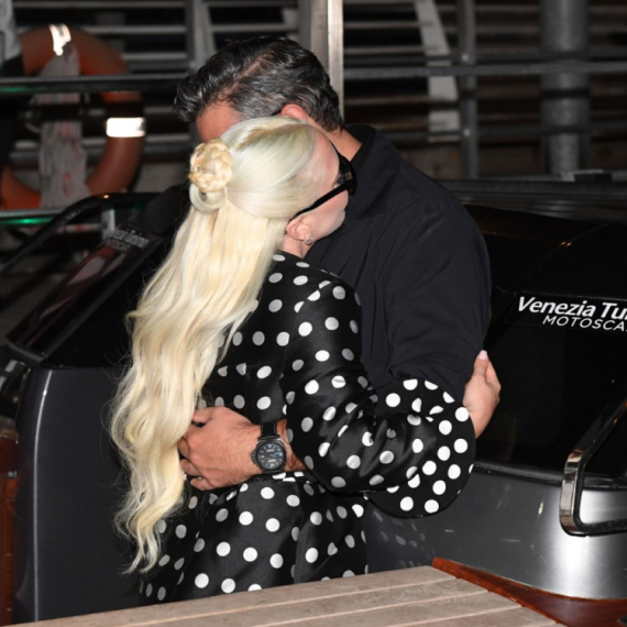 Na prvi pogled ledena i nedodirljiva, a zbog reči koje je uputila vereniku – istopićete se FOTO