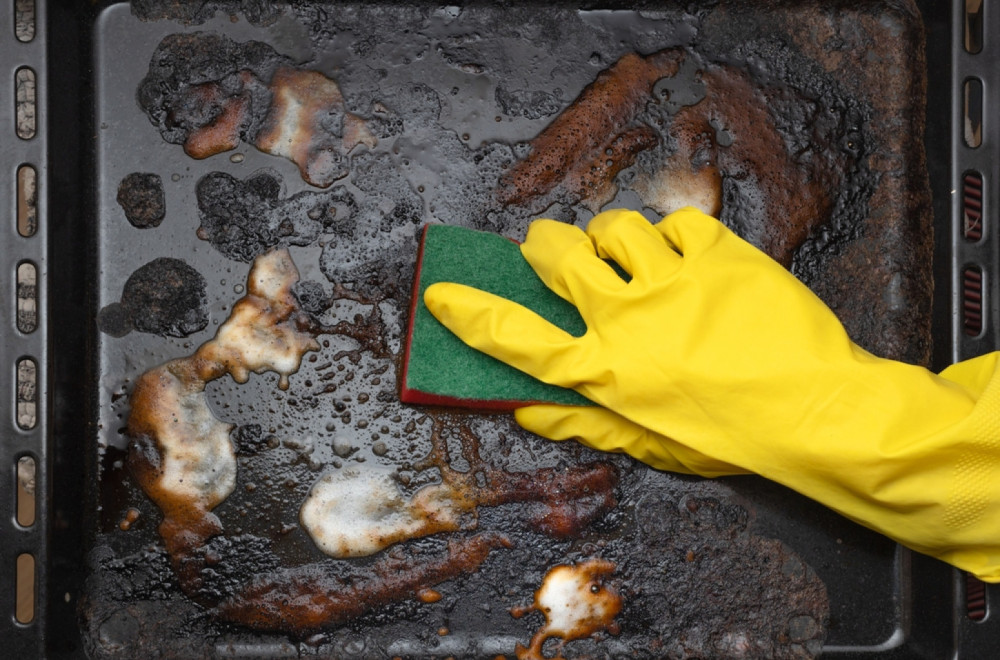 Jeftino i lako: Zagorelo posuđe se uz pomoć ovog sastojka samo riba