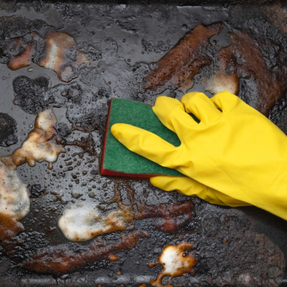 Jeftino i lako: Zagorelo posuđe se uz pomoć ovog sastojka samo riba