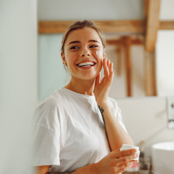 Prava "bomba" za bore: Napravite sami prirodne maske za zatezanje lica