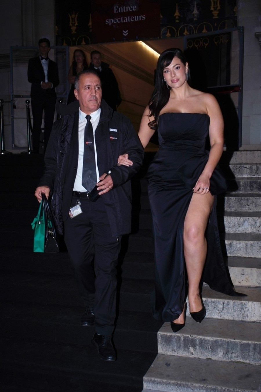 Smela haljina puca na njenim oblinama: Plus-sajz lepotica ništa ne želi da sakrije FOTO