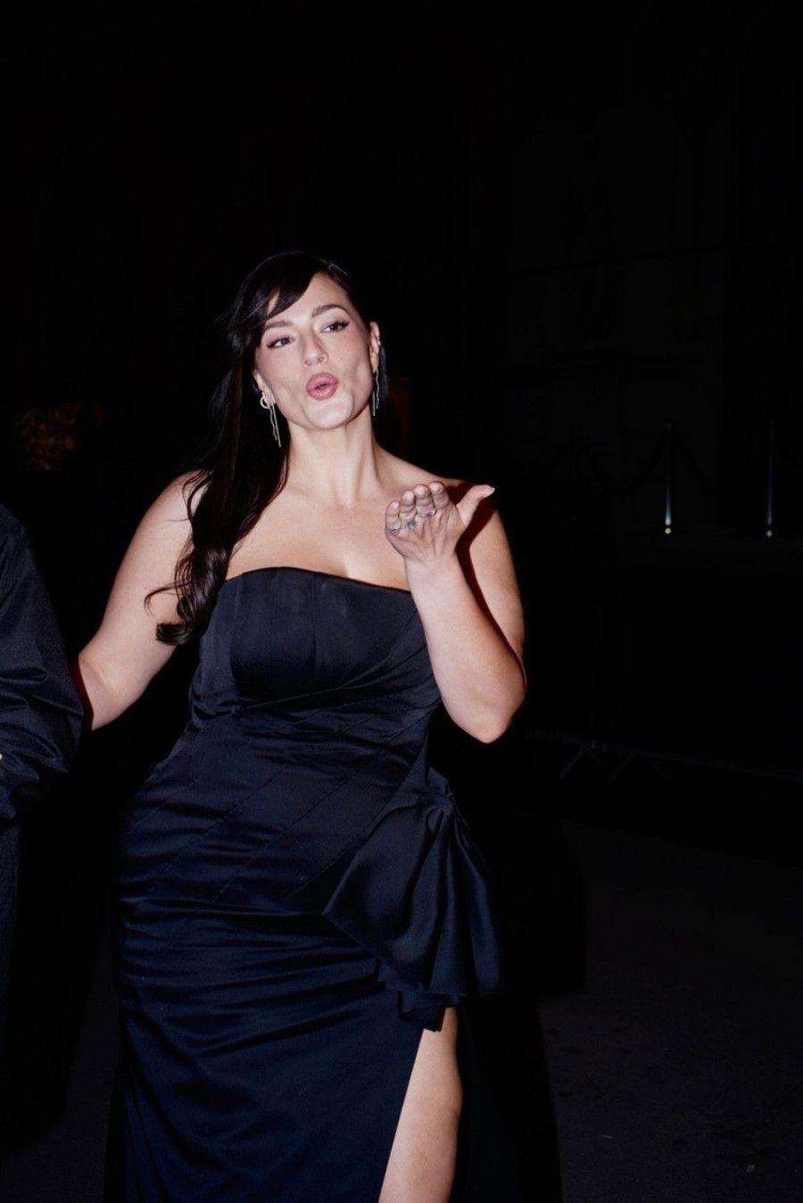 Smela haljina puca na njenim oblinama: Plus-sajz lepotica ništa ne želi da sakrije FOTO