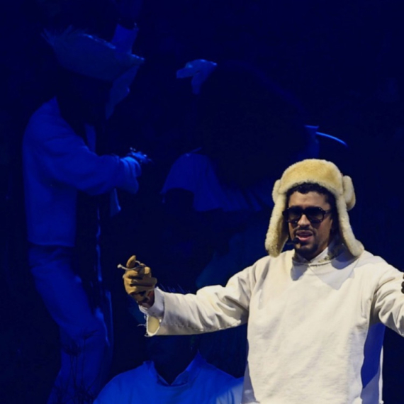 Bad Bunny imao peh na koncertu: Okliznuo se i pao nasred bine VIDEO