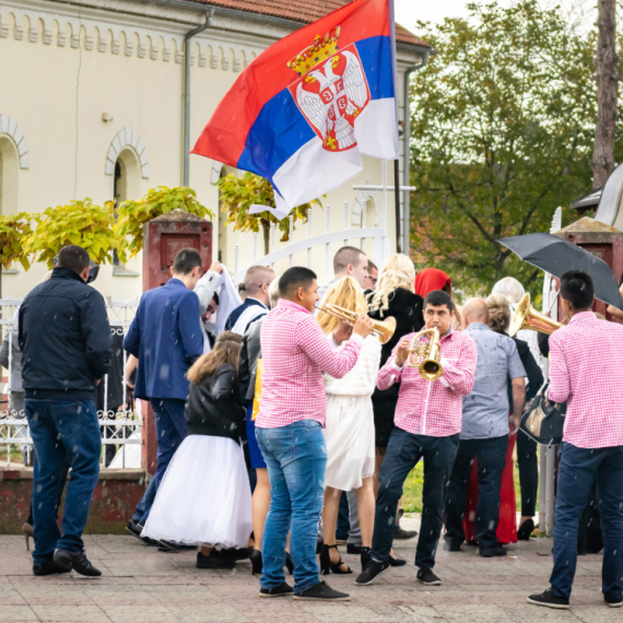 Zašto se ljudi zadužuju za svadbu? ANKETA
