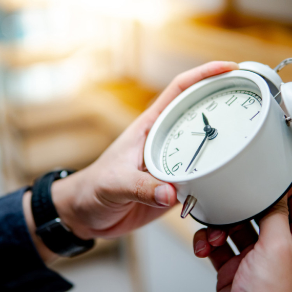 Večeras se pomera sat: Kako organizam da lakše podnese prelazak na letnje računanje vremena