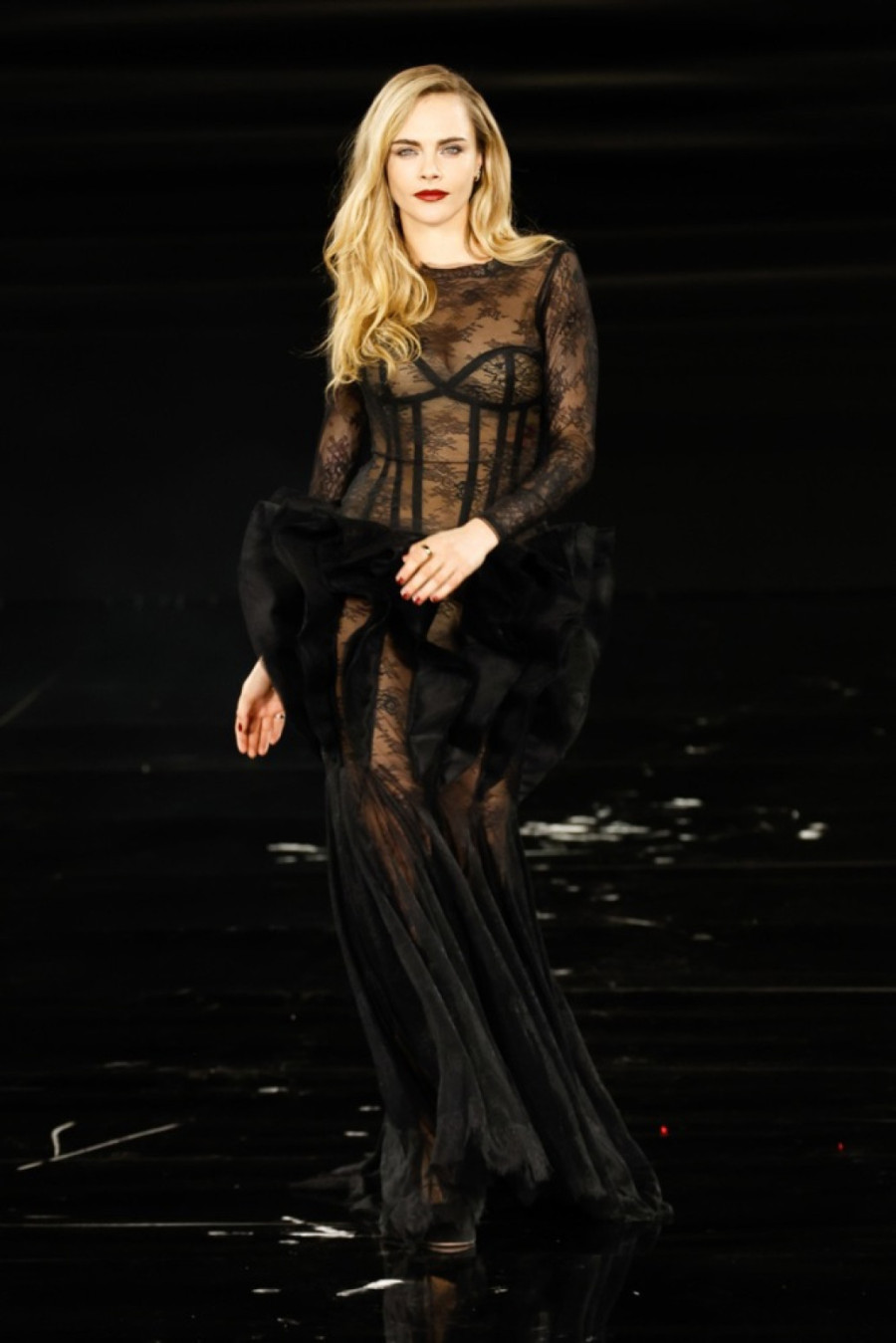 Slavna manekenka dotakla dno i pobedila: Povratničko izdanje začinila čipkom FOTO/VIDEO