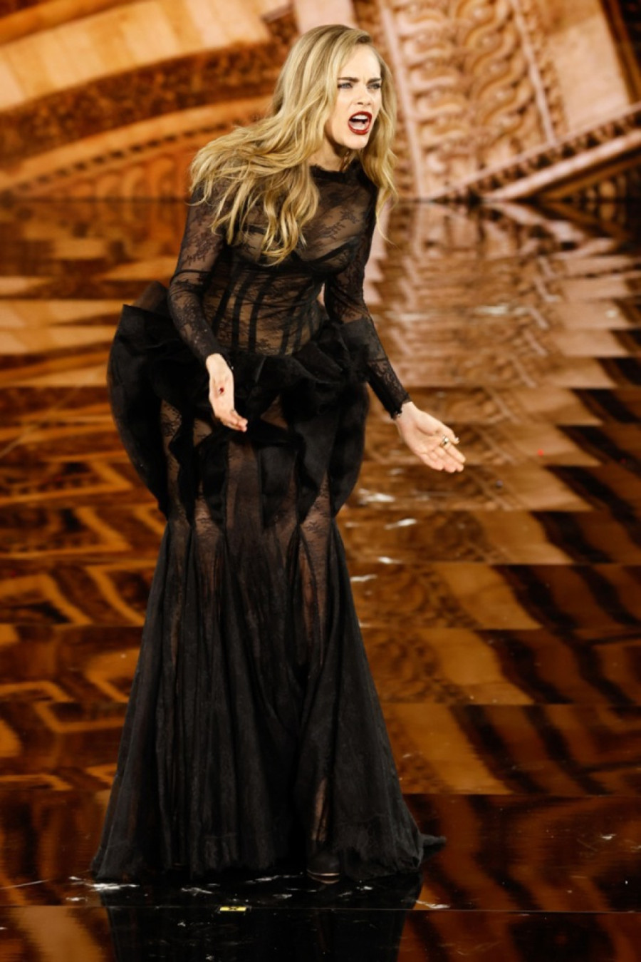 Slavna manekenka dotakla dno i pobedila: Povratničko izdanje začinila čipkom FOTO/VIDEO