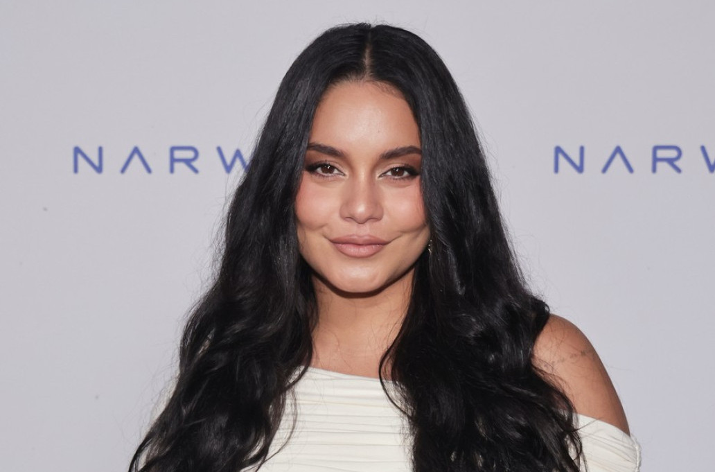 Omiljena tinejdž zvezda pokazala trudnički stomak: Uskih haljina i ludih žurki se  ne odriče FOTO