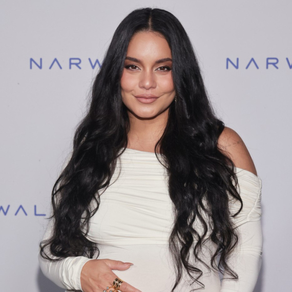 Omiljena tinejdž zvezda pokazala trudnički stomak: Uskih haljina i ludih žurki se  ne odriče FOTO