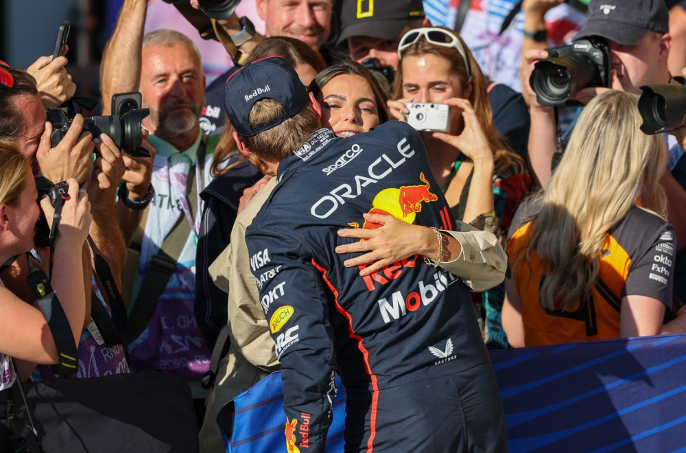 Slavni sportista ljubi 9 godina stariju lepoticu: Pre njega je bila sa njegovim kolegom FOTO