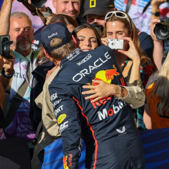 Slavni sportista ljubi 9 godina stariju lepoticu: Pre njega je bila sa njegovim kolegom FOTO