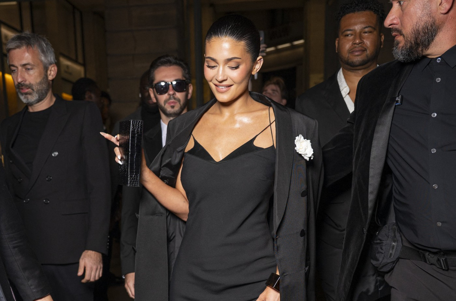 Ne, nije gola i to je iznenađenje: I opet svi gledaju u seksi crnku FOTO