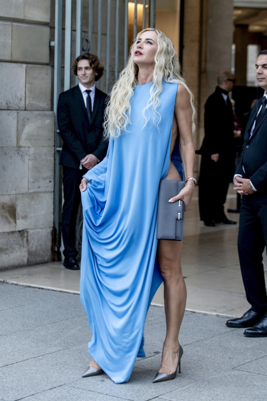 Kontroverzna pevačica gotovo naga: Haljinu od kesa za smeće zamenila je prekrivačem FOTO