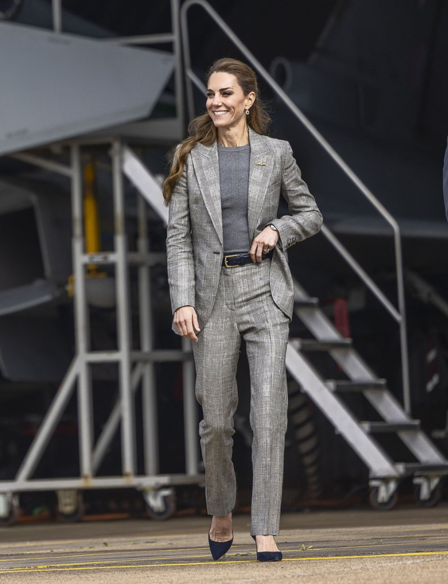 Snimak obišao svet: Kakvo graciozno penjanje i spuštanje u visokim štiklama FOTO/VIDEO