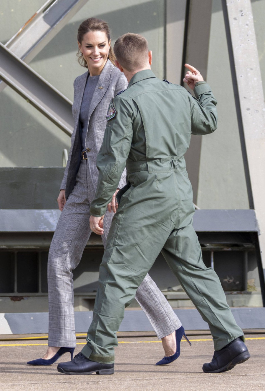 Snimak obišao svet: Kakvo graciozno penjanje i spuštanje u visokim štiklama FOTO/VIDEO