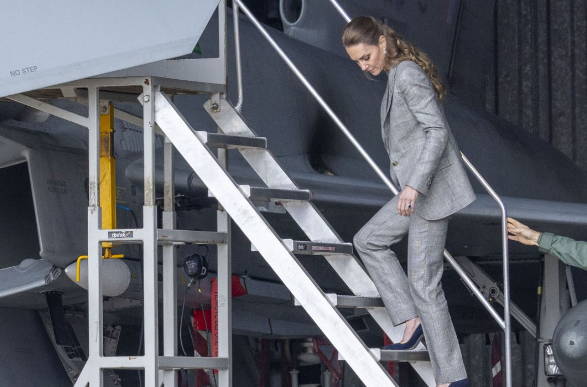 Snimak obišao svet: Kakvo graciozno penjanje i spuštanje u visokim štiklama FOTO/VIDEO