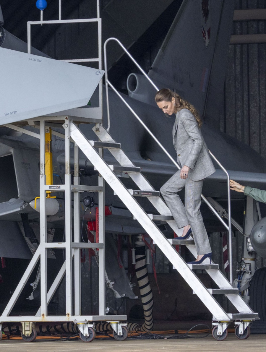 Snimak obišao svet: Kakvo graciozno penjanje i spuštanje u visokim štiklama FOTO/VIDEO