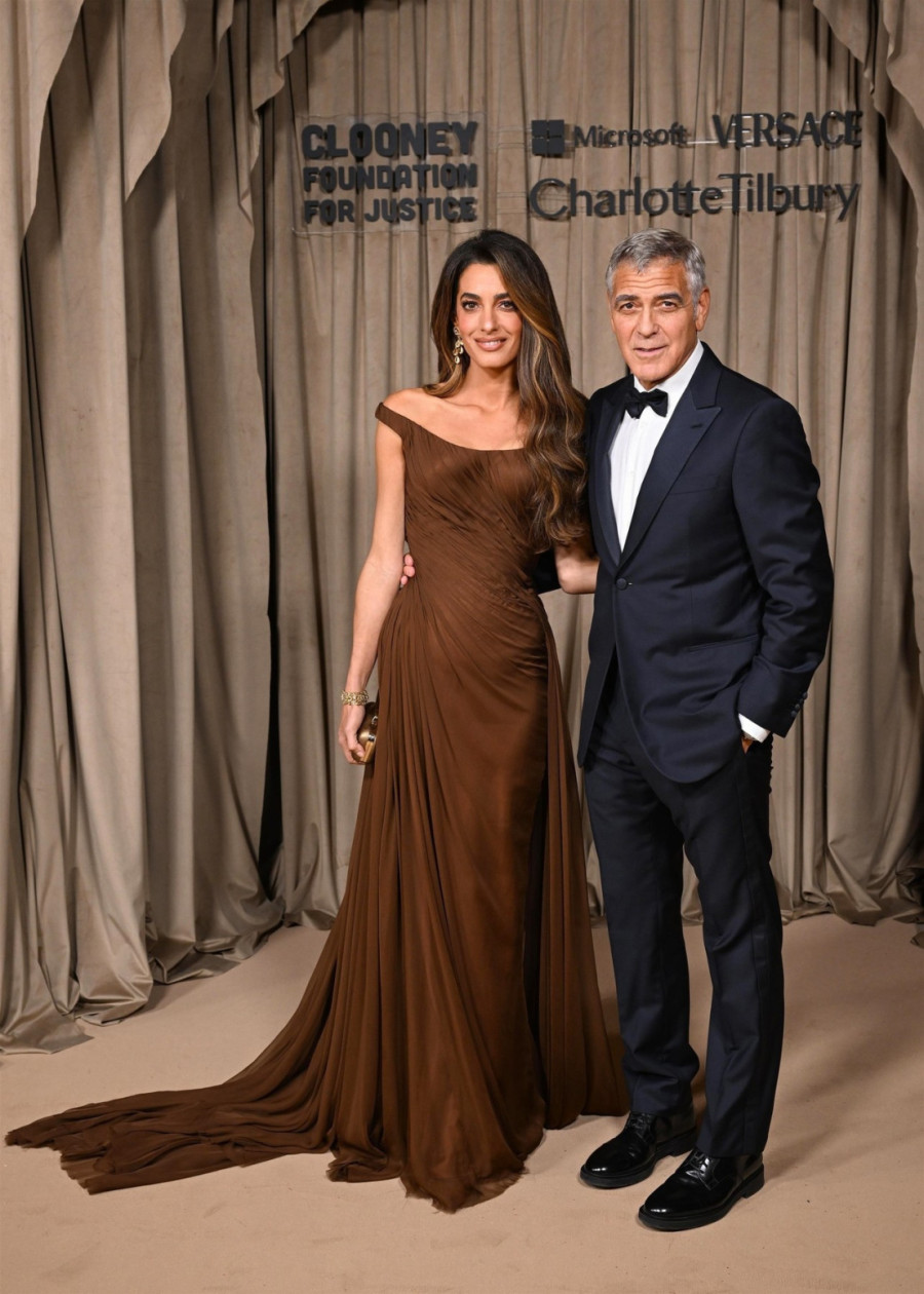 Nova frizura Amal Kluni briše godine s lica: Usudite se da budete kraljica jeseni FOTO