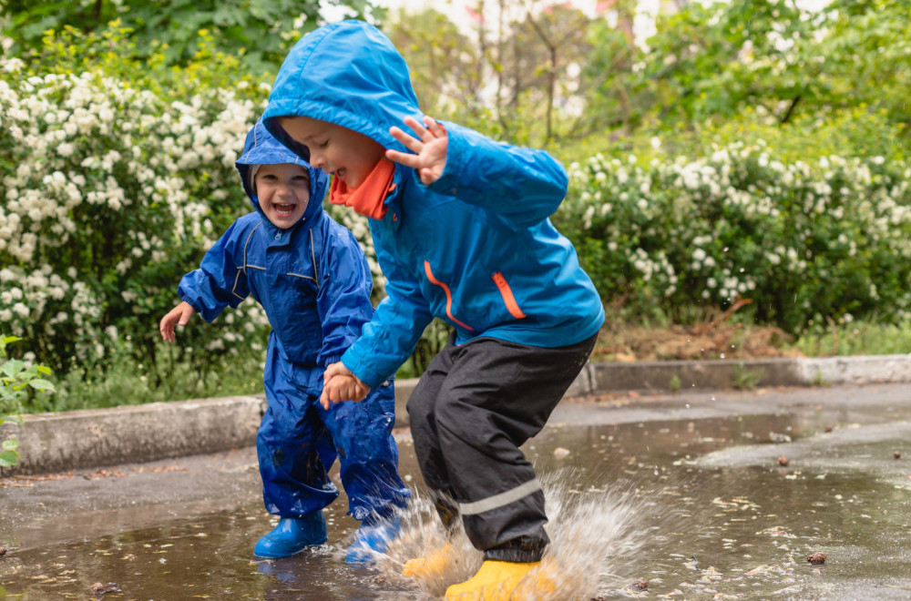 Igranje u lišću je najzabavniji deo jeseni, ali – može biti opasno