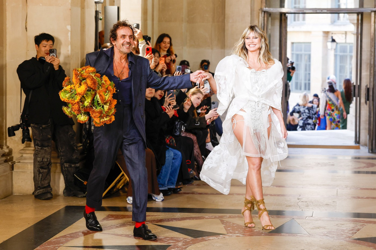 Zanosna Nemica zatvorila modnu reviju u seksepilnoj venčanici FOTO