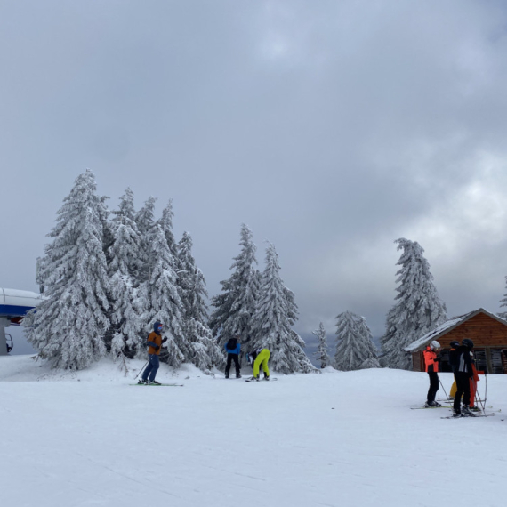 Uprkos paprenim cenama, traži se krevet više: Pljeskavica 1.000 dinara, topla čokolada skoro 600