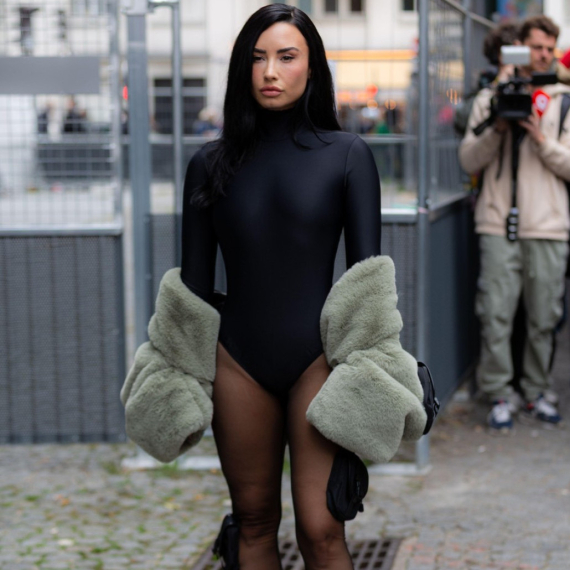 "Bravo" za plastičnog hirurga: Jedva pomera lice, a fotke su bizarne FOTO