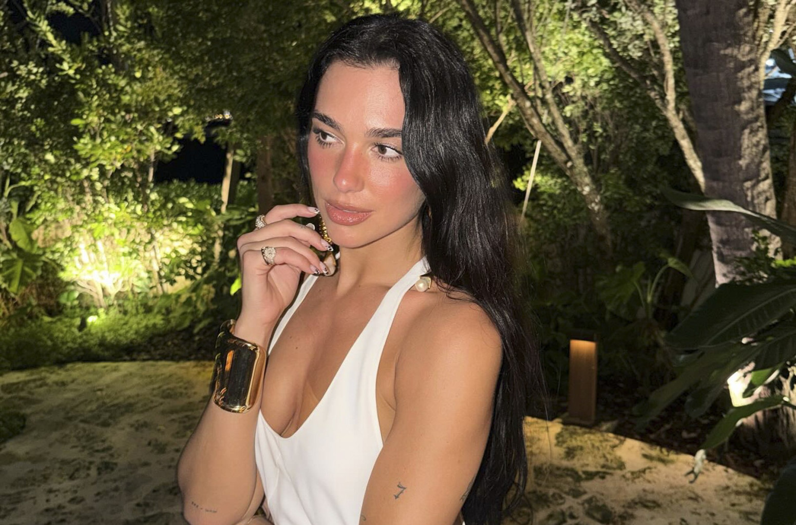 Seksi Albanka ništa ne prepušta mašti: Opet je "zaboravila" grudnjak FOTO