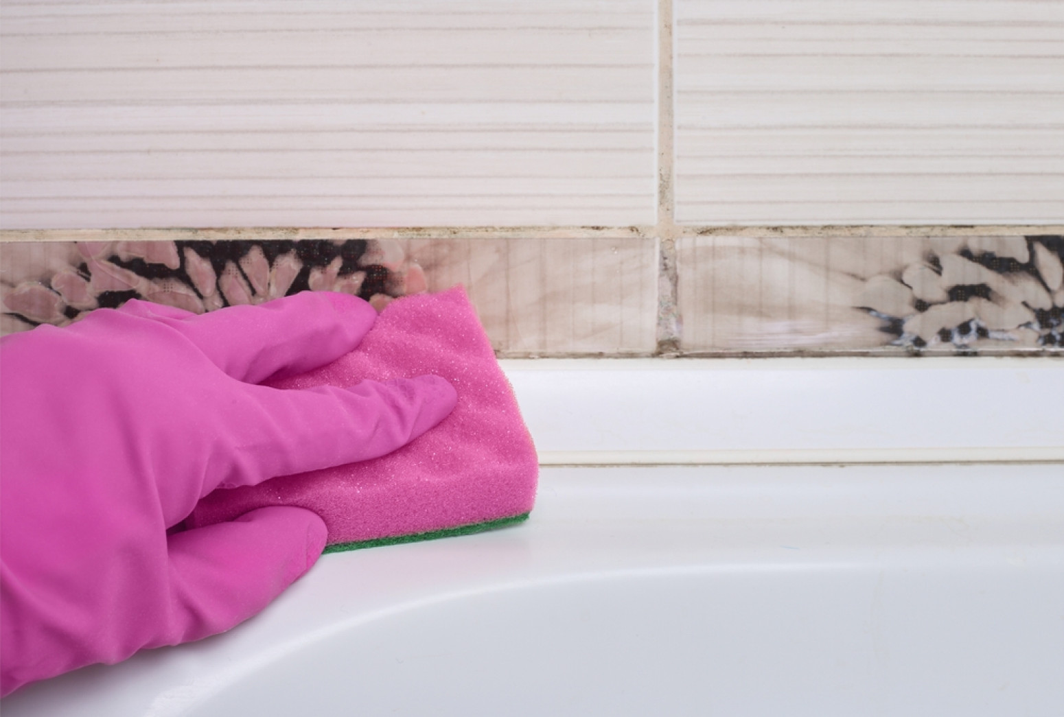 Domaći rastvor od dva sastojka koji uklanja žute fleke sa belih sanitarija