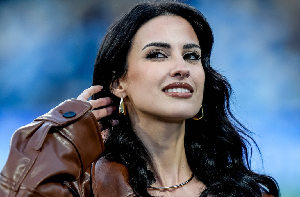 Za seksi voditeljku kažu da je vulgarna, ali ona od vrelih kadrova ne odustaje FOTO