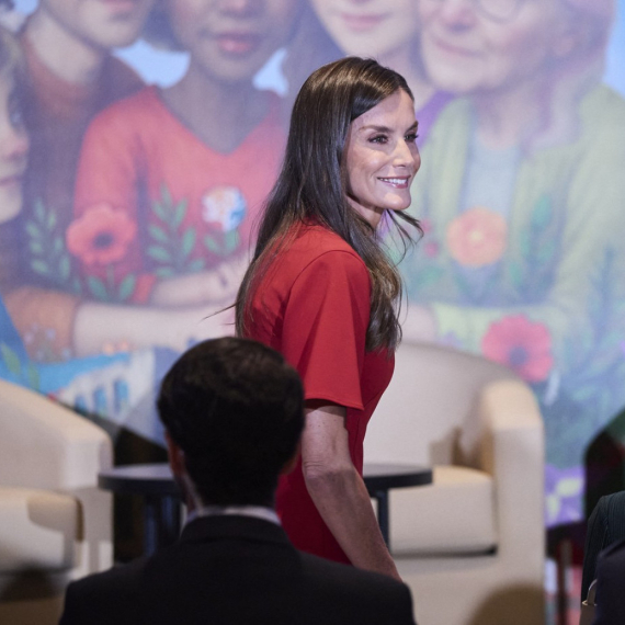 Omiljena kraljica ima savršenu haljinu koja pristaje svakoj ženi FOTO