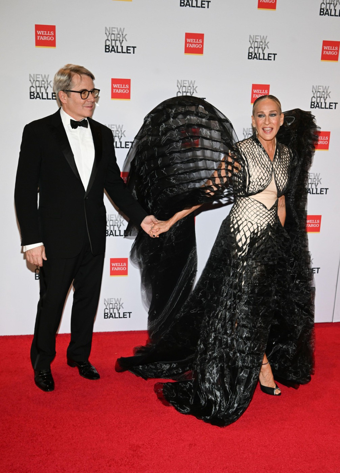 Dramatična kreacija sa crnim krilima izazvala šok: A onda je došao slavni Rus FOTO