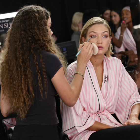 Slavna manekenka grca u suzama: "Svet je bio grub prema meni" FOTO/VIDEO