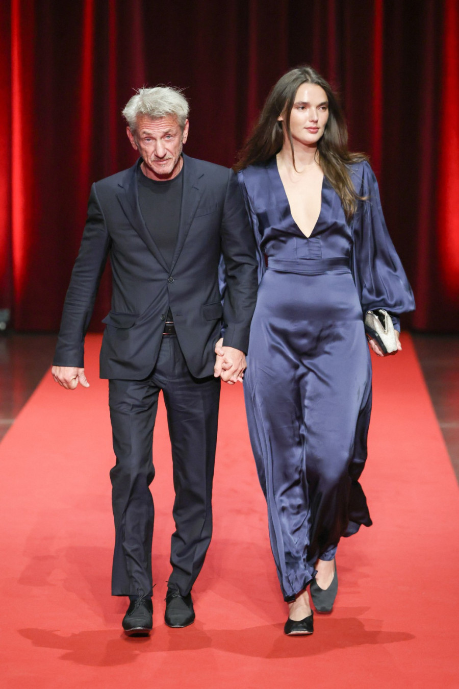 Ni 34 godine mlađa lepotica ne može da ga nasmeje: Slavni šarmer bi što pre da pobegne FOTO