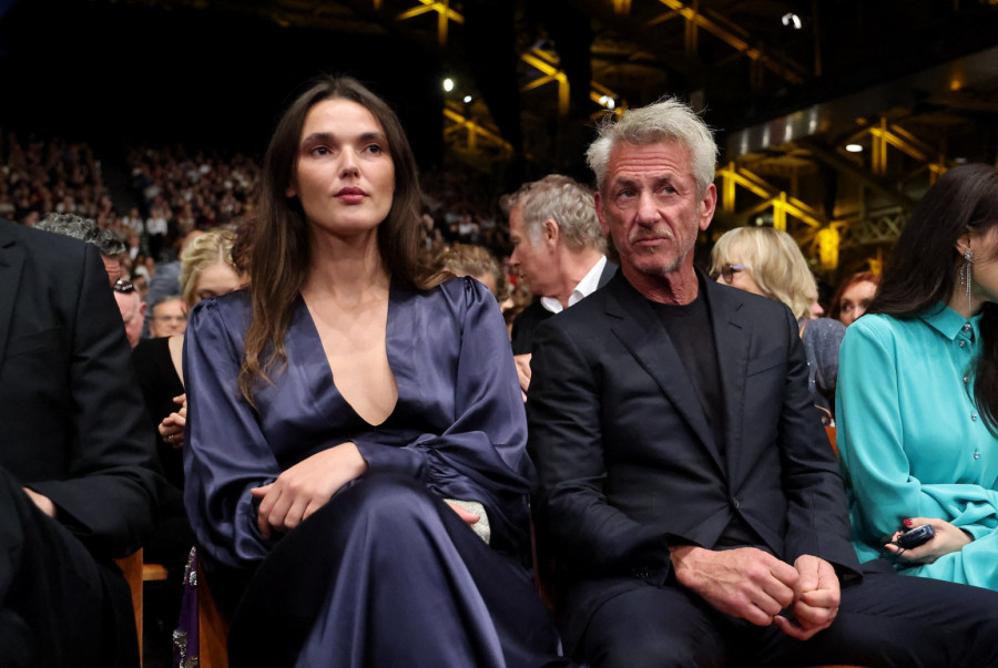 Ni 34 godine mlađa lepotica ne može da ga nasmeje: Slavni šarmer bi što pre da pobegne FOTO